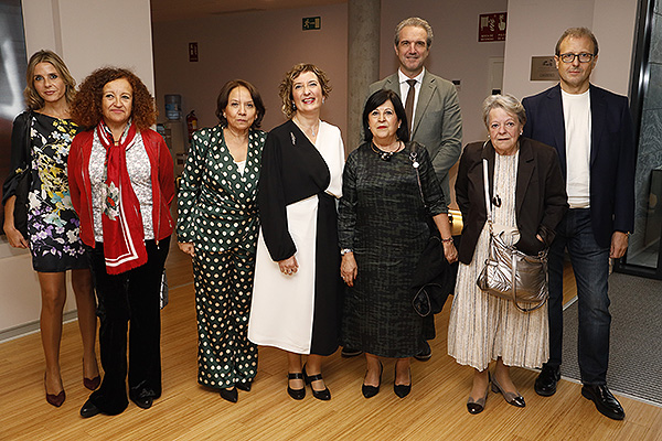 Foto de familia del Colegio de Enfermería de Albacete junto a su presidenta, Concha Piqueras. 