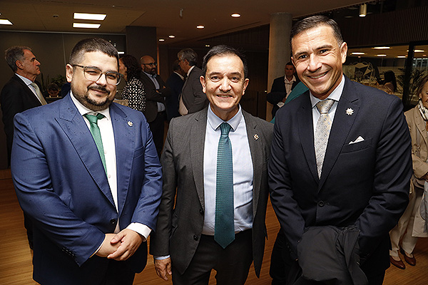 David Led, del Colegio de Enfermería de la Rioja; Diego Ayuso, secretario general del CGE; y Víctor Bohorquez, presidente del Colegio de Enfermería de Sevilla. 