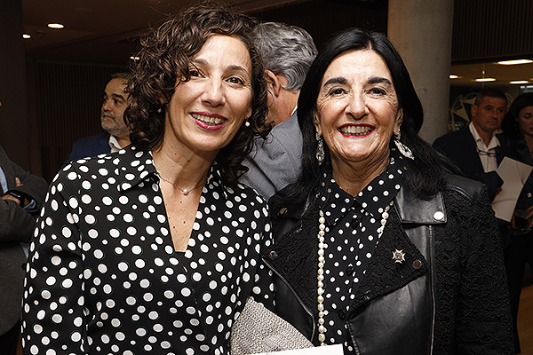 Manuela Bobadilla, enfermera y Exsubdirectora de Cuidados y Humanización de la Asistencia de Extremadura; y Raquel Rodríguez Llanos, vicepresidenta I del CGE.