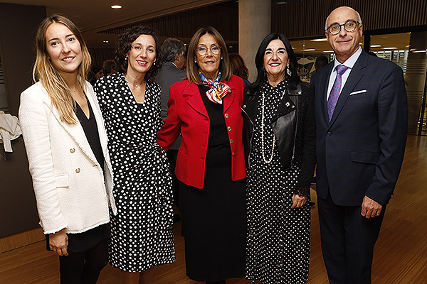 Irati Lizarraga Ferro, Manuela Bobadilla, Mercedes Ferro, Raquel Rodríguez Llanos y Jesús Sanz, presidente de ANDE.