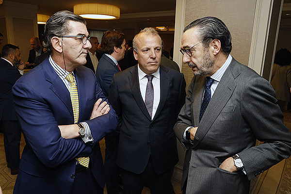 Juan Abarca Cidón; Álvaro Echevarría, Relaciones Institucionales y Seguridad Corporativa de Sabadell; y Enrique Sanz Lomana, presidente de la Mutualidad de la Abogacía.