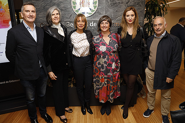 Jesús Laragraña, gerente del Hospital OSI Bilbao de Basurto; María José García, presidenta del Colegio de Enfermería de Bizkaia; Isabel Malmierca, directora de Enfermeria de la OSI Bilbao de Basaurto; Marta Chaca y Verónica TiscarIgnacio, finalistas del I Premio de Enfermería; Ignacio Gonzñalez, secretario del Colegio de  Enfermería de Bizkaia.