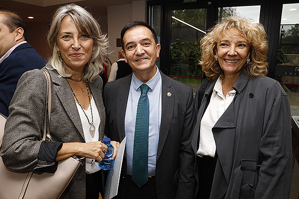 Soledad Gallardo, gerente del hospital del hospital Son Llátzer; Diego Ayuso; y María Andion Goñi.