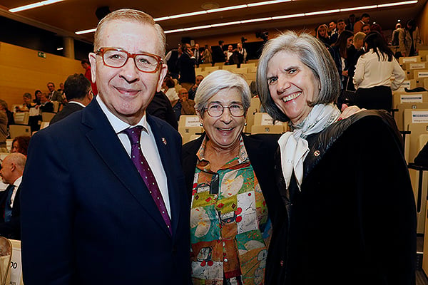 Jorge Andrada; Hosanna Parra, vicesecretaria general del CGE; y María José García Etxaniz, presidenta del Colegio de Enfermería de Bizkaia.