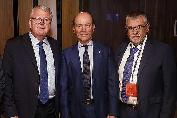 Alfonso Rodríguez, director general del HULE; Jesús García Cruces, viceconsejero de Sanidad de Castilla y León; y Miguel Ángel Valdeolivas.