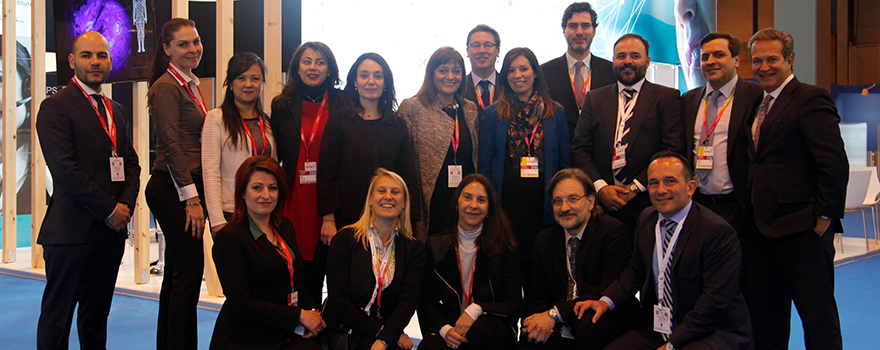 El equipo de Quirónsalud posando con sus responsables en el stand que tienen en Fitur Salud. 