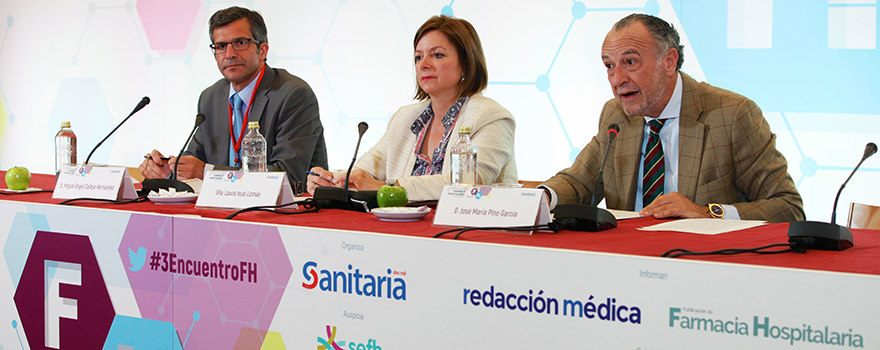 Miguel Ángel Calleja, presiente de la SEFH, Laura Isusi, jefa de servicio, control y asistencia farmacéutica de Sacyl, y José María Pino, presidente de Sanitaria 2000, en la jornada inaugural del III Encuentro Global de Farmacia Hospitalaria. 