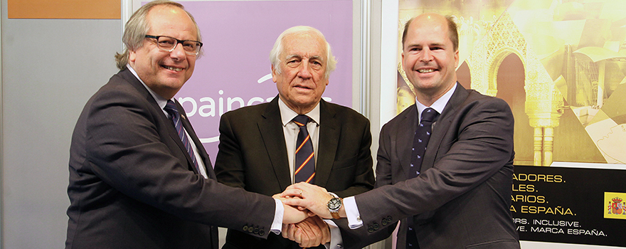 En el centro, el alto comisionado de la Marca España, Carlos Espinosa de los Monteros, con Miguel Mirones (izquierda) e Íñigo Valcaneras (derecha), vicepresidente y presidente, respectivamente, de Spaincares.