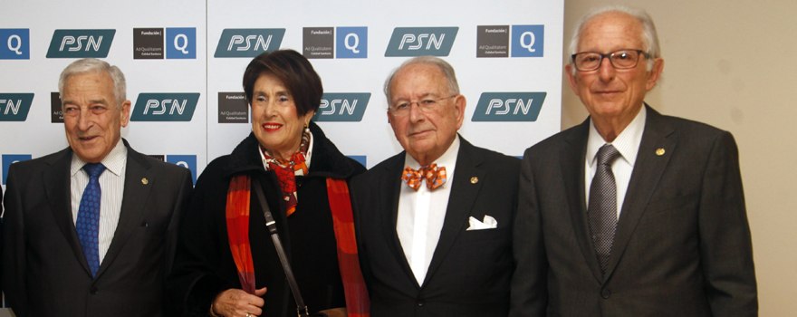 Juan José Fernández Teijeiro, académico de la Real Academia de Medicina y Cantabria, y su esposa posan junto a  Miguel Carrero, presidente PSN; y Alfredo Milazzo, presidente de la Fundación Ad Qualitatem.
