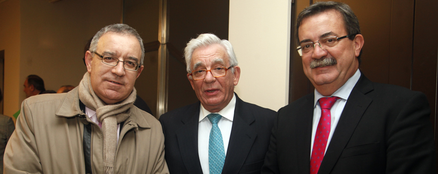José Soto, gerente del Hospital Clínico San Carlos; Jesús Sánchez Martos, consejero de Sanidad de Madrid; y Manuel Molina, viceconsejero de Sanidad de la Comunidad de Madrid.