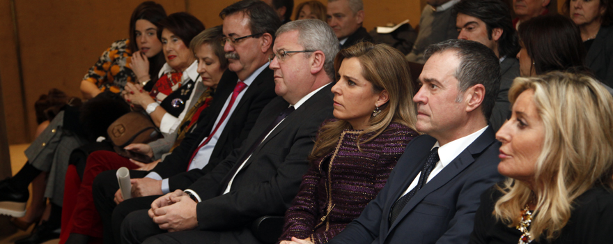 Los asistentes durante la conferencia de Juan José Fernández Teijeiro, académico de la Real Academia de Medicina y Cantabria.