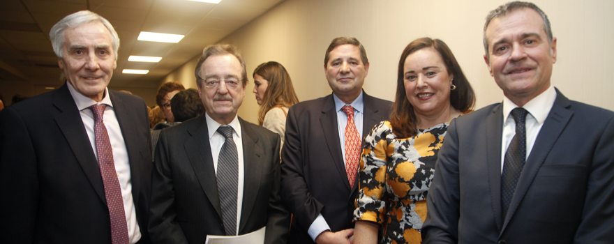 Esteban Ímaz Buenechea, secretario de PSN; Carlos Macaya, expresidente de Facme; Joaquín Estévez, presidente de Sedisa; Marta Fernández-Teijeiro, presidenta del Colegio de Farmacéuticos de Cantabria; y José Varela, gerente de Relaciones Institucionales de Chiesi.
