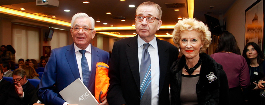 Jesús Sánchez Martos, consejero de Sanidad de la Comunidad de Madrid; Jorge Andrada, presidente del Colegio de Enfermería de Madrid y Pilar Fernández, vicepresidenta primera del Consejo General de Enfermería. 