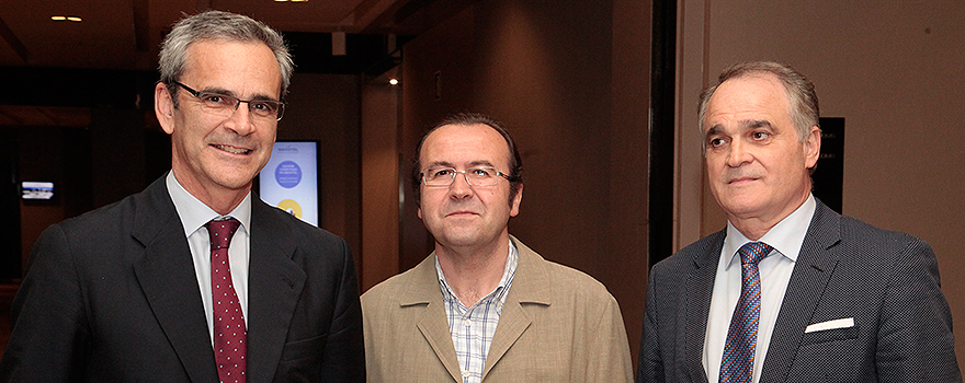 Ernesto Cervil, presidente del Colegio de Farmacéuticos de Cádiz; Alfonso Pedrosa, farmacéutico, y Antonio Mingorance, presidente de Bidafarma. 