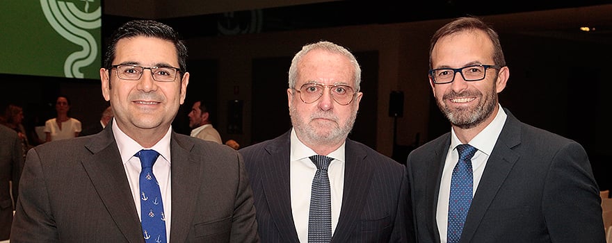 Nacho Pérez y Jesús Porres, director de Comunicación y director general de Bidafarma. En el centro, Eladio González, presidente de Fedifar. 