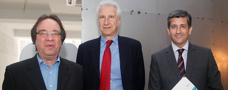 Amós García Rojas, presidente de la Asociación Española de Vacunología, junto a Juan Carlos Gil y Bernardo Alonso, ambos de MSD.