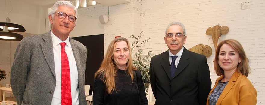 Manuel Montané, Marisol Gimeno y Laura Álamo, todos de MSD. En el centro, Juan José Hernández Aguado, de la Asociación HPV Madrid. 