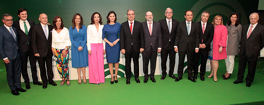 Foto de familia de la cúpula del Consejo General de Farmacéuticos, al completo, con Carmen Montón.