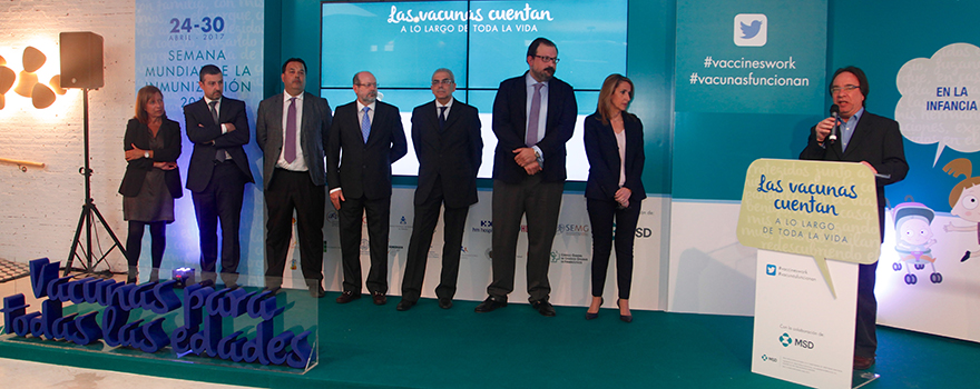 Rosa Brescané, vocal de Plataforma de Pacientes; Andoni Lorenzo, presidente del Foro de Pacientes; Rafael Jesús López, vicesecretario general del Consejo General de Enfermería; Luis Amaro, secretario del Consejo General de Farmacéuticos; Juan José Hernández Aguado, de la Asociación HPV Madrid; Ángel Carrasco, secretario general de la AEP, y Amós García Rojas, presidente de la Asociación Española de Vacunología. 