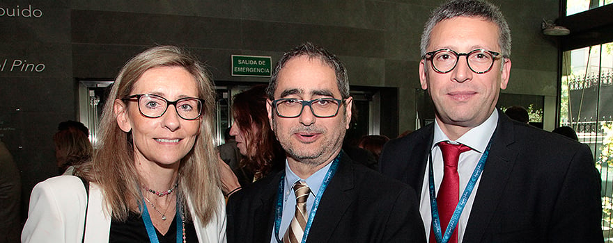 María Aláez, directora técnica de Fenin, y Xavier Puig y Xavier Bergés, ambos de Alcon. 