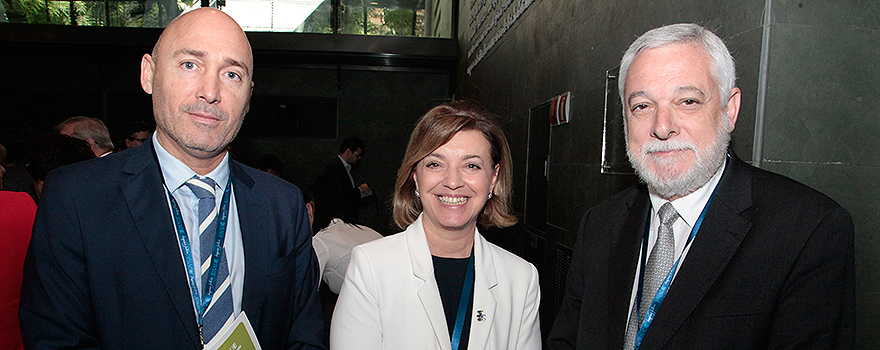 Juan Carlos Alcolea, presidente de Nefrología de Fenin; María Dolores Pino, y Ángel Gayete, presidente de Seram. 