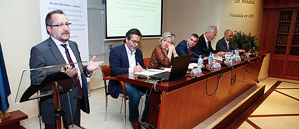 José Luis Baquero, director y Coordinador Científico del Foro Español de Pacientes; Julio Mayol, director Médico y de Innovación del Hospital Clínico Universitario San Carlos; Cristina Avendaño, presidenta de Sociedad Española de Farmacología Clínica; Carlos García, subdirector de Farmacia y Prestaciones del Servicio Andaluz de Salud de la Consejería de Salud de la Junta de Andalucía; Antón Herreros, director general de Fuinsa; José Manuel Martínez Sesmero, jefe de Servicio de Farmacia Hospitalaria en el Hospital Clínico Universitario San Carlos de Madrid.