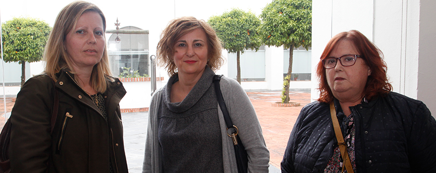 María José Sánchez Grande, Montaña Ortega Bejarano e Inés María Pérez, de la delegación en Cáceres de AOEX.