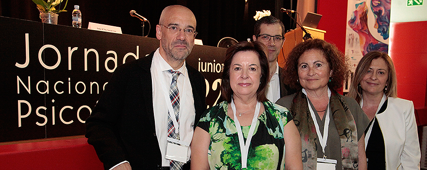 Alfonso Salgado, catedrático en Psicología Biológica de la Universidad Pontificia de Salamanca; Rosa Ramos, vocal  de la Junta de Gobierno del Consejo General de la Psicología de España; Rafael Penadés, Responsable del Área de Neuropsicología y tratamientos Psicológicos de la Unidad de Esquizofrenia del Hospital Clínic de Barcelona; Teresa Moratalla, miembro de la Junta Directiva de la European Family Therapy Associations; y María Paz García, presidenta de la División 6 y la Task Force on Terrorism de la international association of applied Psychology. 