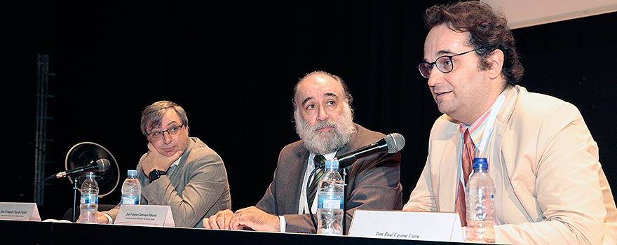 Fernando Chacón Fuertes, vicepresidente primero del Consejo General de la Psicología; Francisco Santolaya Ochando, presidente del Consejo General de Colegios de Psicología; y Juan Hermoso, coordinador de la división de Psicología del Centro Cardenal Cisneros, durante la inauguración de las III Jornadas Nacionales de Psicoterapia.