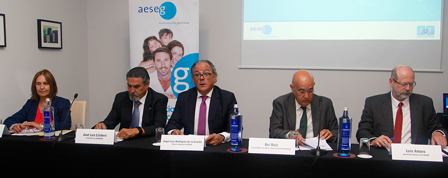  Mónica Cavagna, de la OCU; José Luis Llisterri, presidente de Semergen; Ángel Luis Rodríguez de la Cuerda, director general de Aeseg; Boi Ruiz, exconsejero de Salud de Cataluña, y Luis Amaro, secretario del Consejo General de Farmacéuticos.