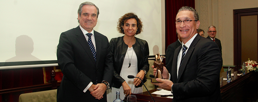 Jesús Aguilar y Dolors Montserrat entregan a César Concepción el Premio Panorama 2016 por Entresto, de Novartis.