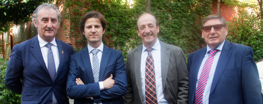 Tomas Cobo, presidente del Colegio de Médicos de Cantabria; Óscar López, director de Publicaciones de Sanitaria 2000, Cosme Naveda, presidente del Colegio de Médicos de Vizcaya y José Luis Valdezate, director de Comunicación del Colegio de Médicos de Cantabria.