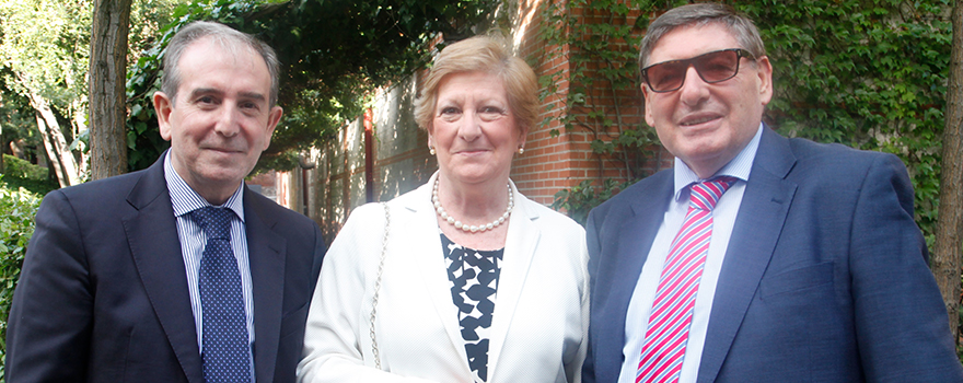 José Luis Labat y Concha Ferrer. A continuación, José Luis Valdezate, director de Comunicación del Colegio de Médicos de Cantabria.