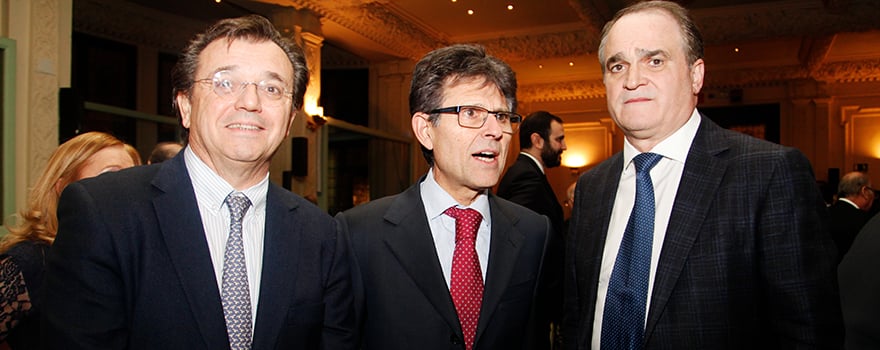 Jesús Acebillo (también presidente de Novartis) y Humberto Arnés charlan con Antonio Mingorance, presidente del Grupo Bidafarma.