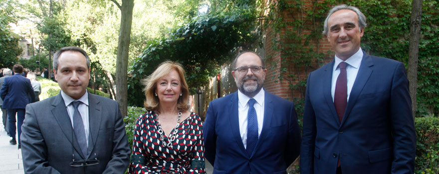 José Antonio Alonso, director general de Sistemas del Sermas; Soledad Álvarez de Miranda, secretaria general de Isfas; Carlos Moreno, director general de Ordenación Profesional del Ministerio de Sanidad, y Horacio Pijuán, director general de Gestión Económica del SAS.