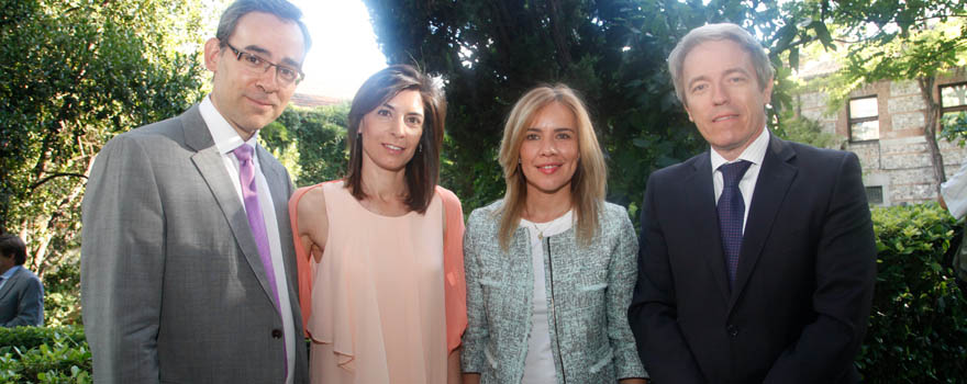 Javier Fernández Abad, secretario general técnico de la Consejería de Sanidad de la Comunidad de Madrid junto a su esposa; Miriam Rabaneda, directora general de Planificación, Innovación y Formación de la Consejería de Sanidad de Madrid, y Adolfo Ezquerra, director general de Inspección y Ordenación de la Consejería de Sanidad de Madrid. 