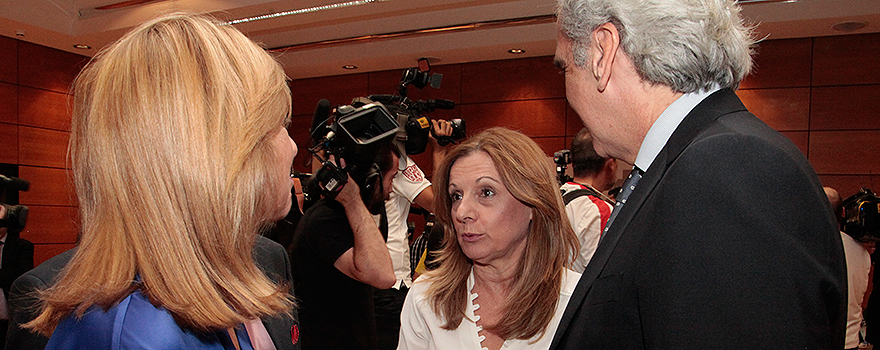 Adela Nieto charla con Marina Álvarez, consejera de Salud de Andalucía y Enrique Ruiz Escudero.
