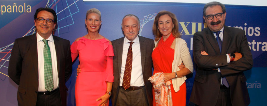 José María Vergeles, consejero de Sanidad de Extremadura; Anne Igartiburu, conductora de la gala; José María Pino, presidente de Sanitaria 2000; María Martín, consejera de Salud de La Rioja, y Jesús Fernández, consejero de Sanidad de Castilla-La Mancha.