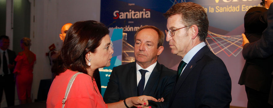 Carmen Peña, presidente de la FIP, charla con José Javier Castrodeza, secretario general de Sanidad, y Alberto Núñez Feijoo, presidente de Galicia.