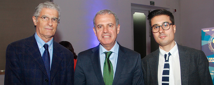 José Manuel Freire; Iñaki Betolaza, director de Farmacia de País Vasco, y Juan Manuel Fernández, jefe de sección de Autonomías en Redacción Médica.
