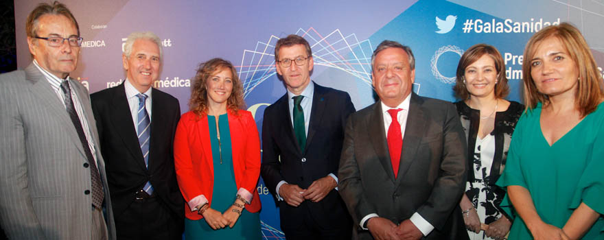 Adolfo de la Fuente, Enrique Castellón Leal, Raquel Alcalde, Julio Ancochea, Inma Ramos y Ana Pérez, todos de Asomega. En el centro, Alberto Núñez Feijóo, presidente de Galicia.