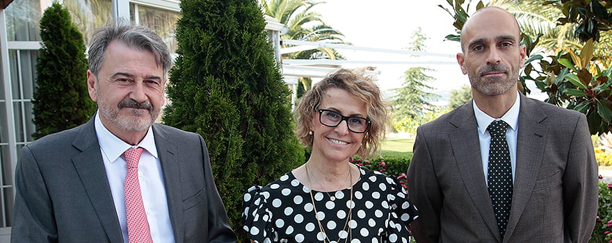 Modoaldo Garrido, vicepresidente primero de SEDISA; Anabel Díaz Covasante, directora de Enfermería del Hospital Fundación Alcorcón y Ricardo López.