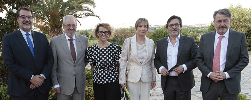 Fernando Jou, gerente del Hospital de la Poveda; José Ignacio Nieto, subdirector general de Atención Social Primaria de la Comunidad de Madrid; Anabel Díaz Cuasante, directora de Enfermería del Hospital Universitario Fundación Alcorcón; María Luz de los Mártires, gerente de Atención Especializada del Servicio Madrileño de Salud; Julio Mayol, director médico del Hospital Clínico San Carlos; y Modoaldo Garrido, vicepresidente de SEDISA y gerente del Hospital Fundación de Alcorcón.