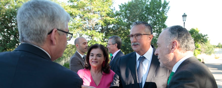 Justo Herrera (de espaldas) charla con Carmen Peña, presidenta de la Federación Internacional Farmacéutica; Antonio Hermosín, y José María Pino. 