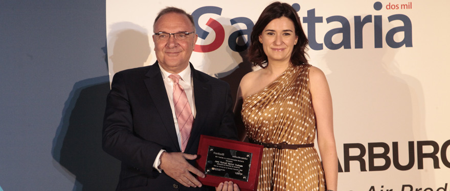 José Manuel Baltar Trabazo, consejero de Sanidad de las Islas Canarias, recibe el premio en la categoría de 'Consejero' de la mano de Carmen Montón, ministra de Sanidad.