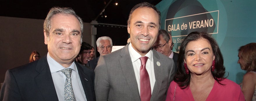 Jesús Aguilar, presidente del Consejo General de Farmacéuticos; Ahmed Hababou y Carmen Peña.