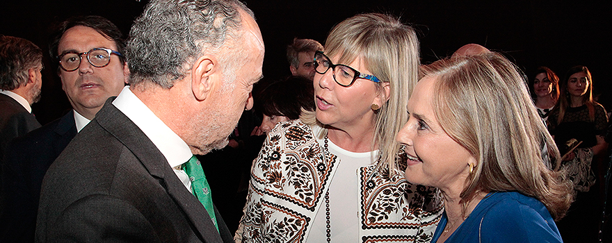 José María Pino dialoga con María Luz López-Carrasco, presidenta de Fenin y Margarita Alfonsel.