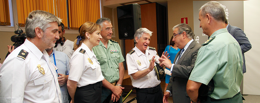 Juan Ignacio Zoido departe con un grupo de Guardias Civiles y Policías sobre la Instrucción recién aprobada. 