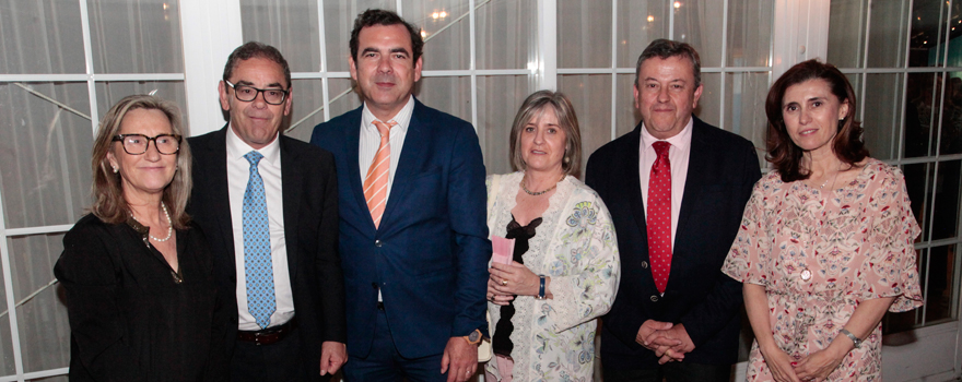 Inmaculada Martínez; José Miguel Acitores, director del Área de Salud de La Rioja; Juan Manuel Pacheco, gerente del Hospital de Calahorra; Conchi Zalba, esposa de Juan Ramón Rábade; Juan Ramón Rábade, director general de Salud Pública y Consumo de La Rioja ; Raquel Pérez, directora de Recursos Humanos de la Fundación Hospital Calahorra.