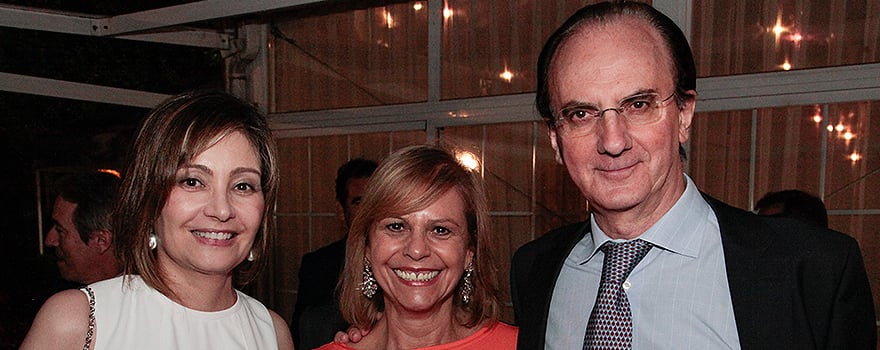 Inmaculada Ramos, directora médico de Linde Healthcare España y vicepresidenta de Asomega; Carmen González y su marido, Nicolás González Mangado, jefe de Neumología de la Fundación Jiménez Díaz.